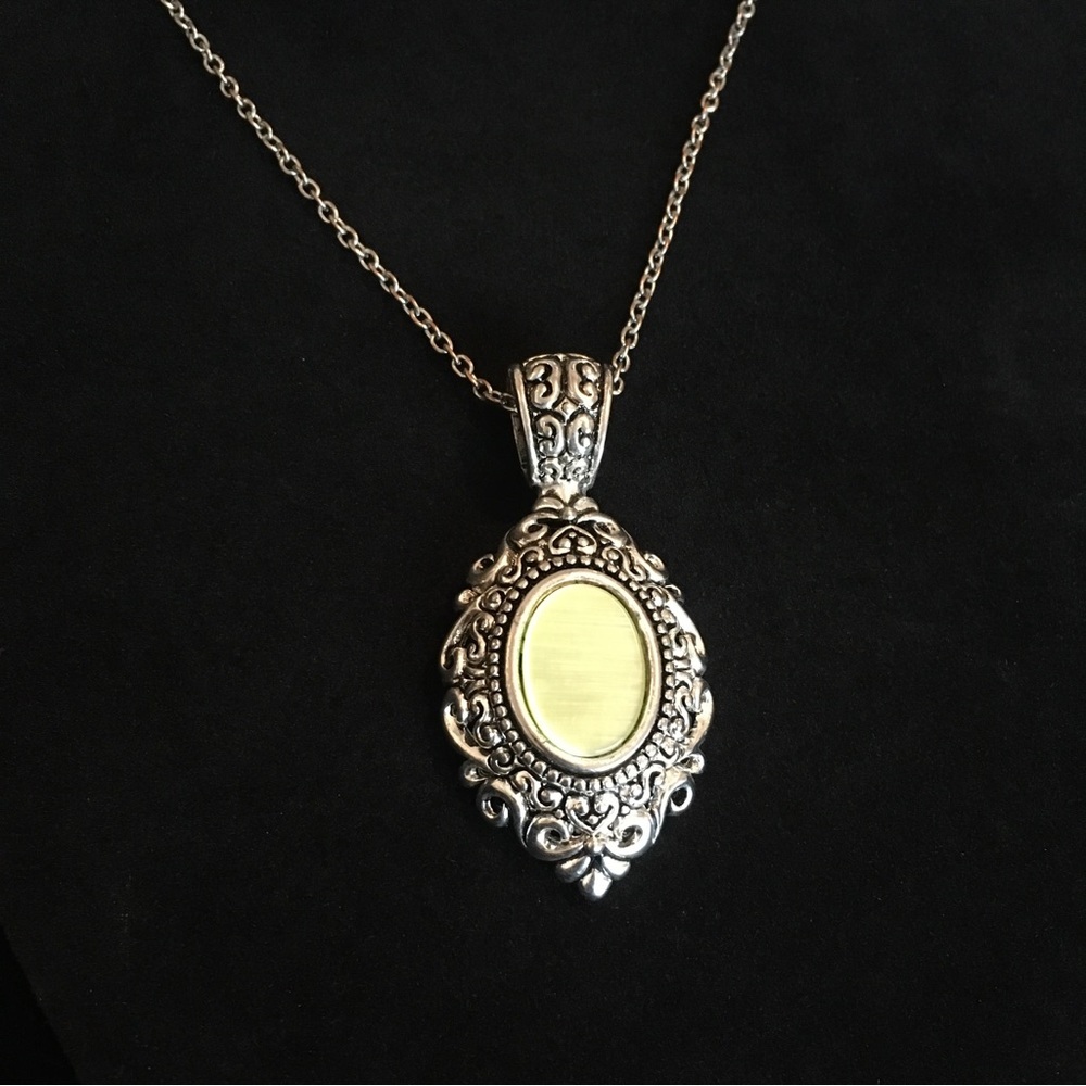 VINTAGE Green Silver Tone Pendant Necklace
